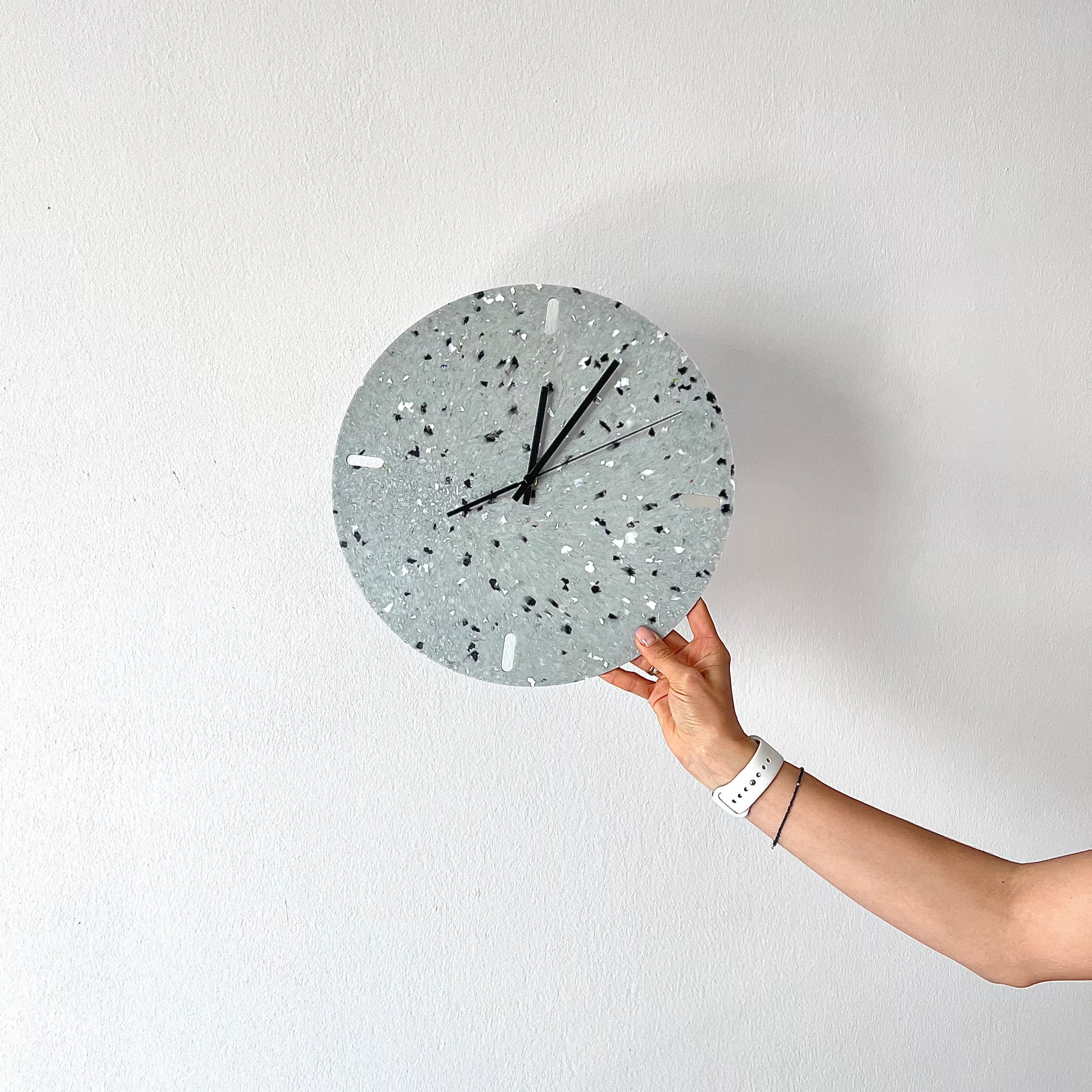 Eco-friendly Recycled Plastic Minimal Wall Clock – Recycledin